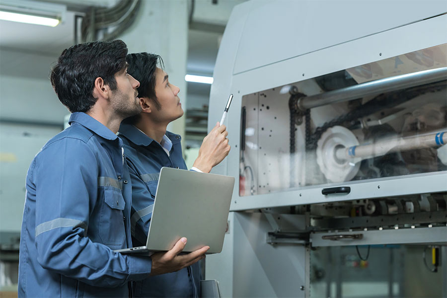 Ingenieros realizando auditoría de seguridad en maquinaria industrial según normativa RD 1215/1997