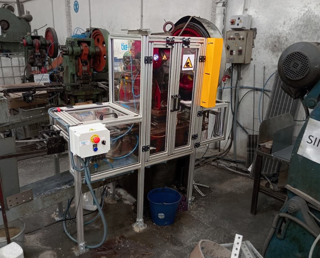 Prensa excéntrica industrial tras ser automatizada con pistón neumático y protegida con vallado de seguridad conforme al RD 1215/97.