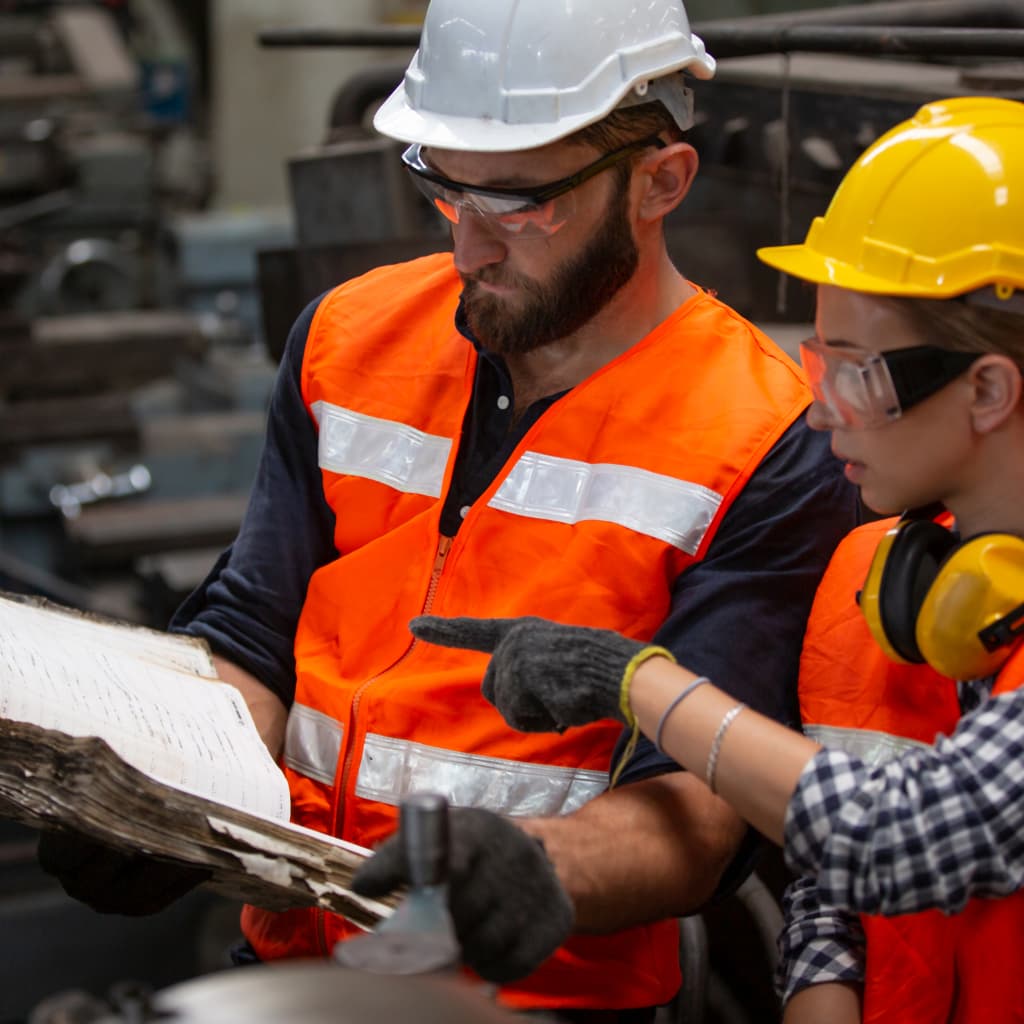 Técnicos revisando la documentación para certificar el Marcado CE