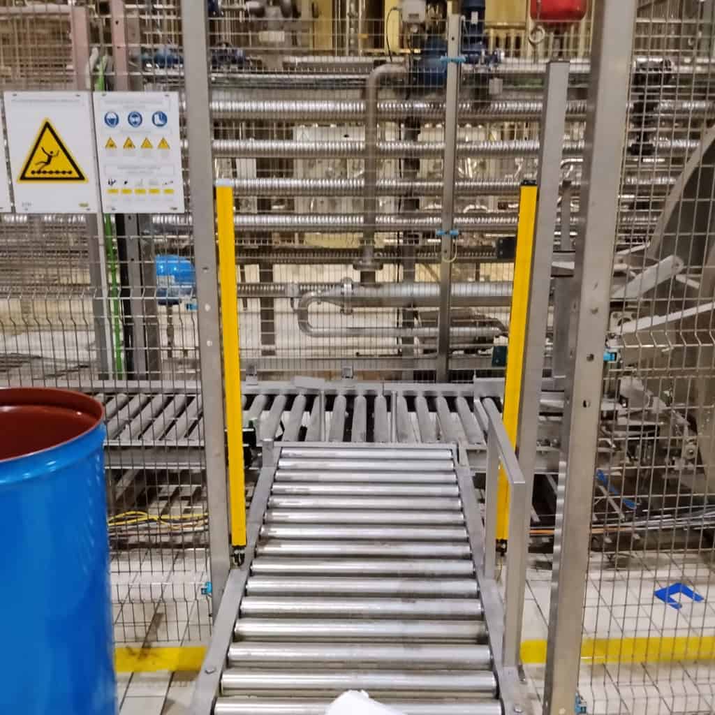 Elemento de seguridad fotoeléctrico instalado en línea de rodillos
